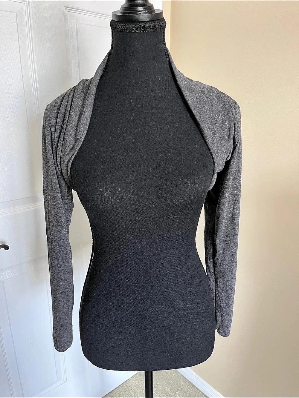 Stylewise Cropped Long Sleeve Shrug in Gray